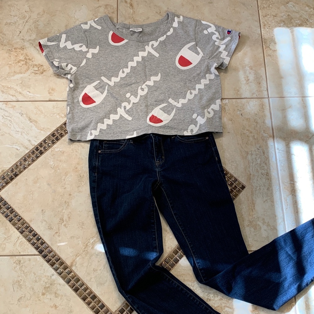 Cropped Champion shirt. Size large. $15